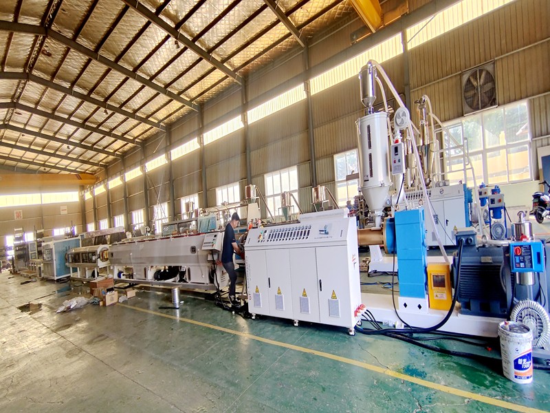 Machine d'extrusion de tuyaux PE