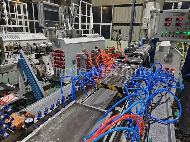 Machine d'extrusion de bois de construction en plastique PE/PP pour réutiliser les déchets de film plastique