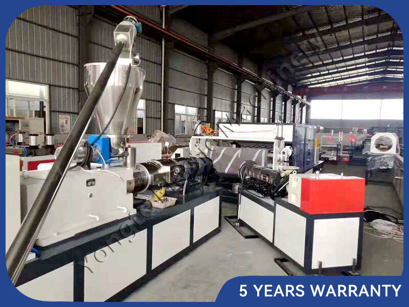 Machine d'extrusion de tôle de toit ondulé en PVC