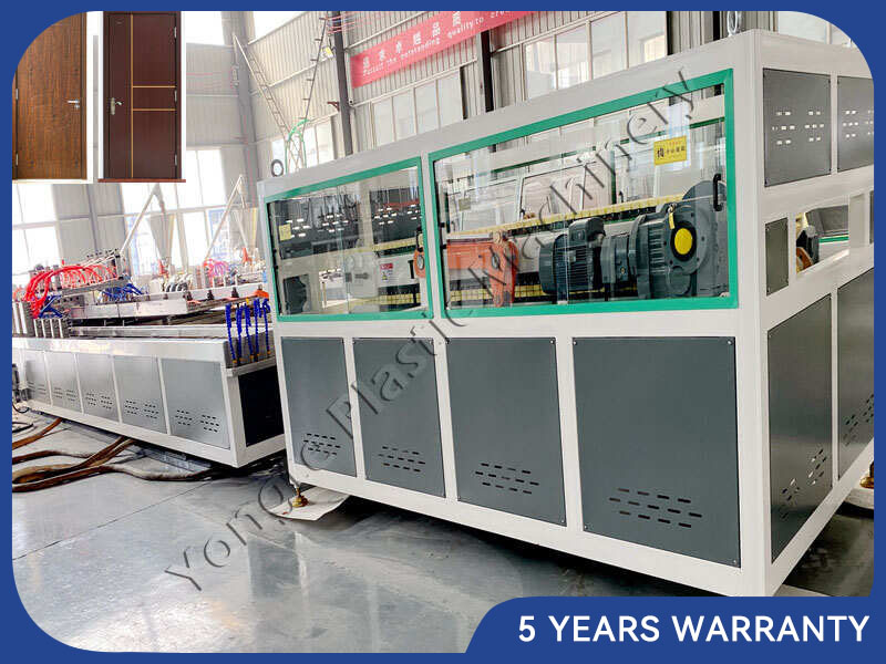 Ligne de machines de production de panneaux de porte en PVC WPC