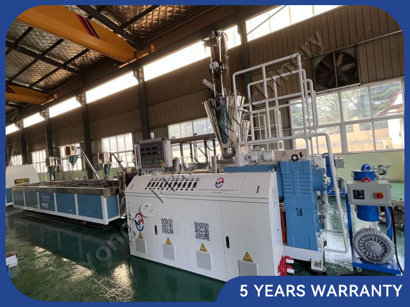 Machine d'extrusion de terrasse WPC en plastique en bois