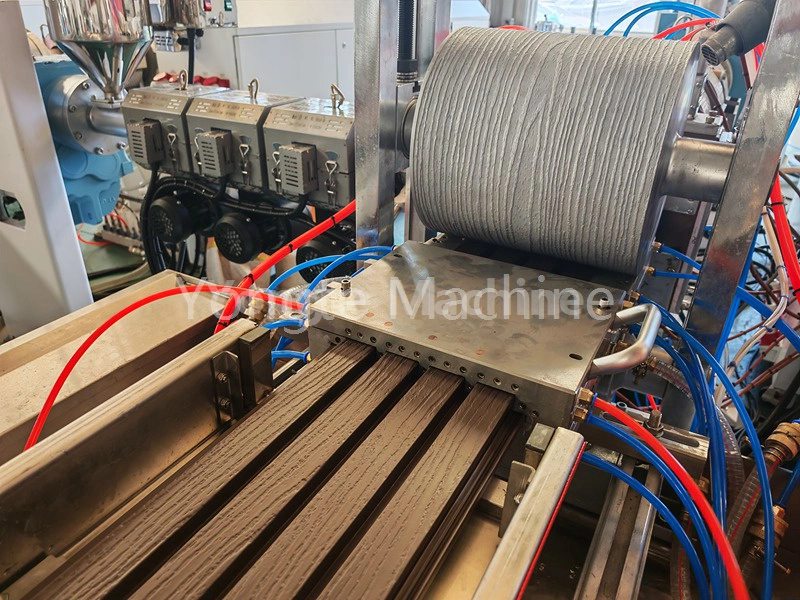 Machine de fabrication de revêtement mural WPC